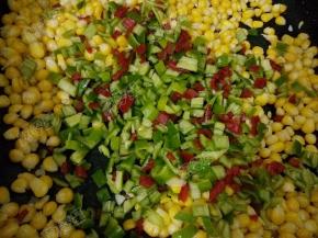 放入青红椒末翻炒