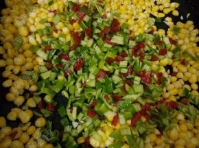 放入青红椒末翻炒