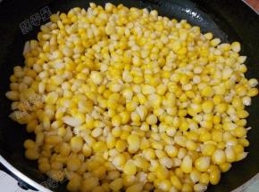 放入玉米粒翻炒