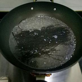 锅中放水煮开，放入蕨根粉，中小火煮至10分钟至无硬心