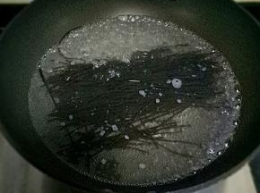 锅中放水煮开，放入蕨根粉，中小火煮至10分钟至无硬心