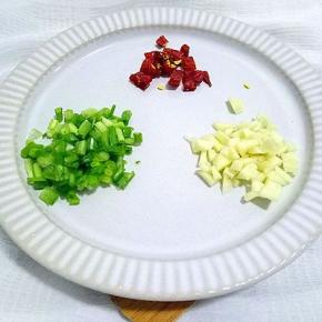 煮蕨根粉的时候可以先准备配料。黄瓜切丝，蒜拍碎切成末，红辣椒切成小段，小葱切碎