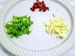 煮蕨根粉的时候可以先准备配料。黄瓜切丝，蒜拍碎切成末，红辣椒切成小段，小葱切碎