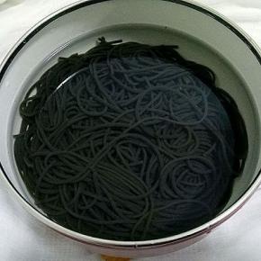 捞出过冷水备用，这样不易黏连