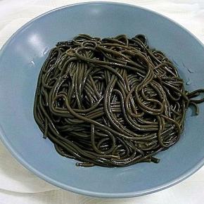 将黄瓜放入盘中，过冷水的蕨根粉捞出放入盘中