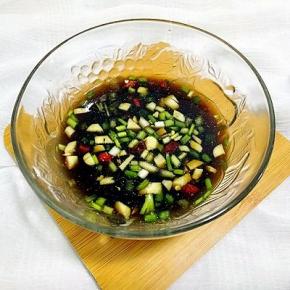 调料汁:将红辣椒、蒜末、小葱、醋、生抽、盐、糖、红油、香油、鸡精、凉白开放入小碗中，调成料汁备用