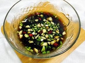 调料汁:将红辣椒、蒜末、小葱、醋、生抽、盐、糖、红油、香油、鸡精、凉白开放入小碗中，调成料汁备用