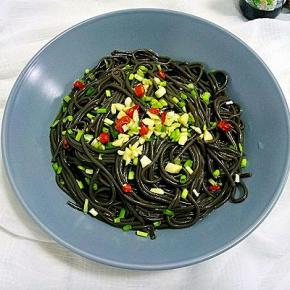 将调料汁浇在蕨根粉上