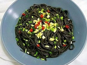 将调料汁浇在蕨根粉上