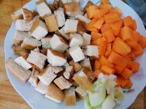将豆腐干和胡萝卜分别切丁