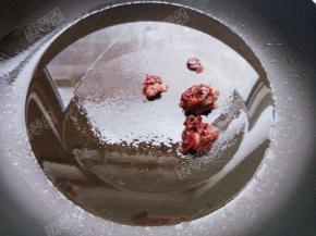 锅热油，放入郫县豆瓣酱炒香