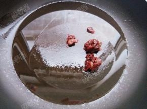 锅热油，放入郫县豆瓣酱炒香