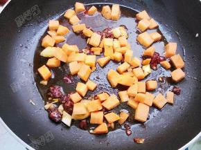 加入胡萝卜丁翻炒变色