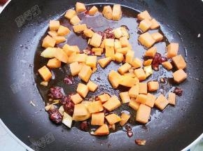 加入胡萝卜丁翻炒变色