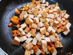 放入豆腐干翻炒