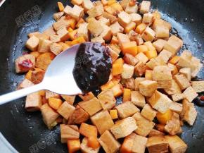 加入黄豆酱炒匀