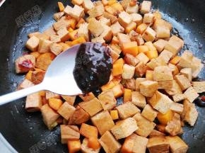 加入黄豆酱炒匀