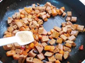 加入鸡精翻炒均匀即可