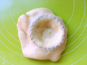 盖在模具上，我用的是蛋挞模具，之后轻松压一下模具边缘，裁掉多余的面团，再用手整理好，厚度要均匀，面团可以反复擀，直到全部做完挞皮