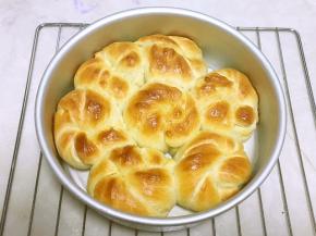 烤箱预热180度烤30分钟，表面上色即可，不烫手时脱模