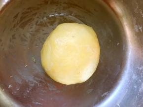 加入蛋黄、牛奶，搅拌均匀，活成面团，冰箱冷藏2个小时
