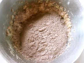 过筛低筋面粉跟可可粉，加入一小撮盐搅拌均匀