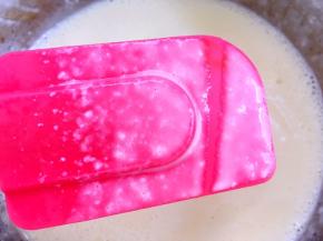 煮至挂浆的状态，刮棒拿起，用手划一下有一条清晰的线，两侧的液体不流过来，这个过程是为了去掉液体中的水份，让成品更加顺滑，无冰渣