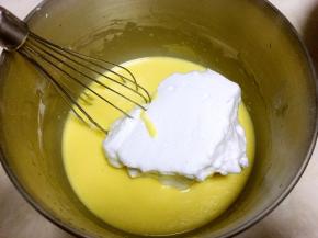 将打发好的蛋白分三次加入到蛋黄糊中翻拌均匀