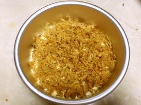 模具倒入一少半面糊，撒上肉松