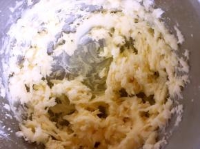 分次加入蛋白继续打发