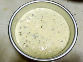 再将剩下的面糊倒入模具，用刮刀刮平正，再轻轻磕几下，震出气泡