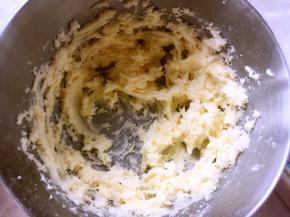 黄油软化，加糖粉搅拌均匀，打发至蓬松状态