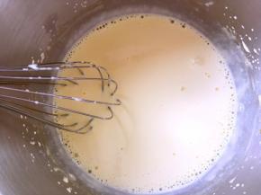一点点加入热牛奶，边加入边搅拌，直到加入全部牛奶