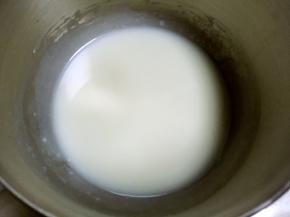 一直搅拌至乳化状态