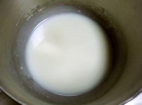 一直搅拌至乳化状态