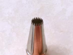 我用的这个裱花嘴，将搅拌好的面糊装入裱花袋