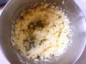 将蛋白全部加入后，打发至均匀，喜欢饼干口感细腻的，可以多打发一会