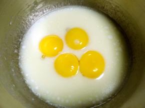 分离鸡蛋，蛋白打至干净容器，蛋黄加到搅拌好的牛奶中