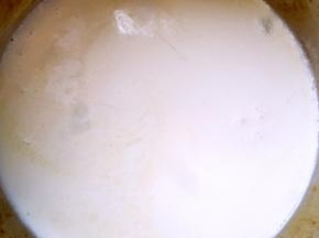牛奶加淡奶油搅拌均匀，小火加热至微开