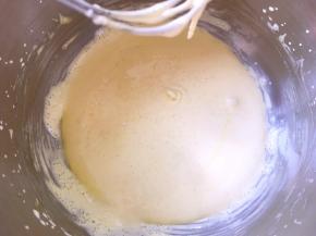 打蛋器打发至蛋黄颜色变浅