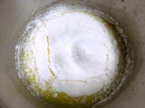 过筛低筋面粉，搅拌均匀顺滑，无面粉颗粒