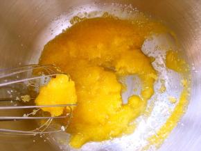 蛋黄加砂糖搅拌均匀