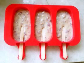 之后将雪糕棍插好，再将模具装满，冰箱冷冻一晚，冻硬即可脱模