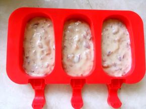 之后就可以灌模，先倒入模具的一半