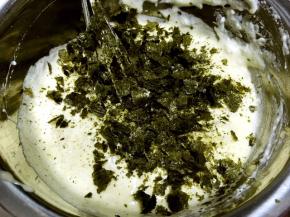 第三次加入蛋白后，加入海苔碎一起翻拌均匀，烤箱预热160度