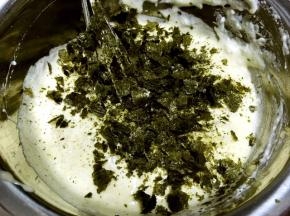 第三次加入蛋白后，加入海苔碎一起翻拌均匀，烤箱预热160度