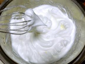 蛋白加几滴柠檬汁，分三次加入砂糖打发至硬性发泡，打蛋器提起有个小三角