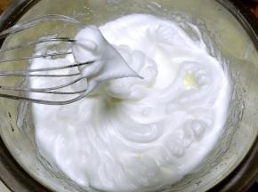蛋白加几滴柠檬汁，分三次加入砂糖打发至硬性发泡，打蛋器提起有个小三角