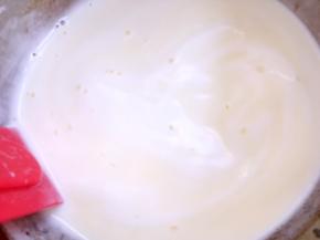 将搅拌好的液体回锅小火煮6分钟左右