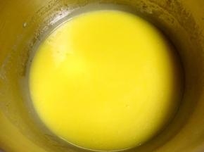加入盐，搅拌均匀